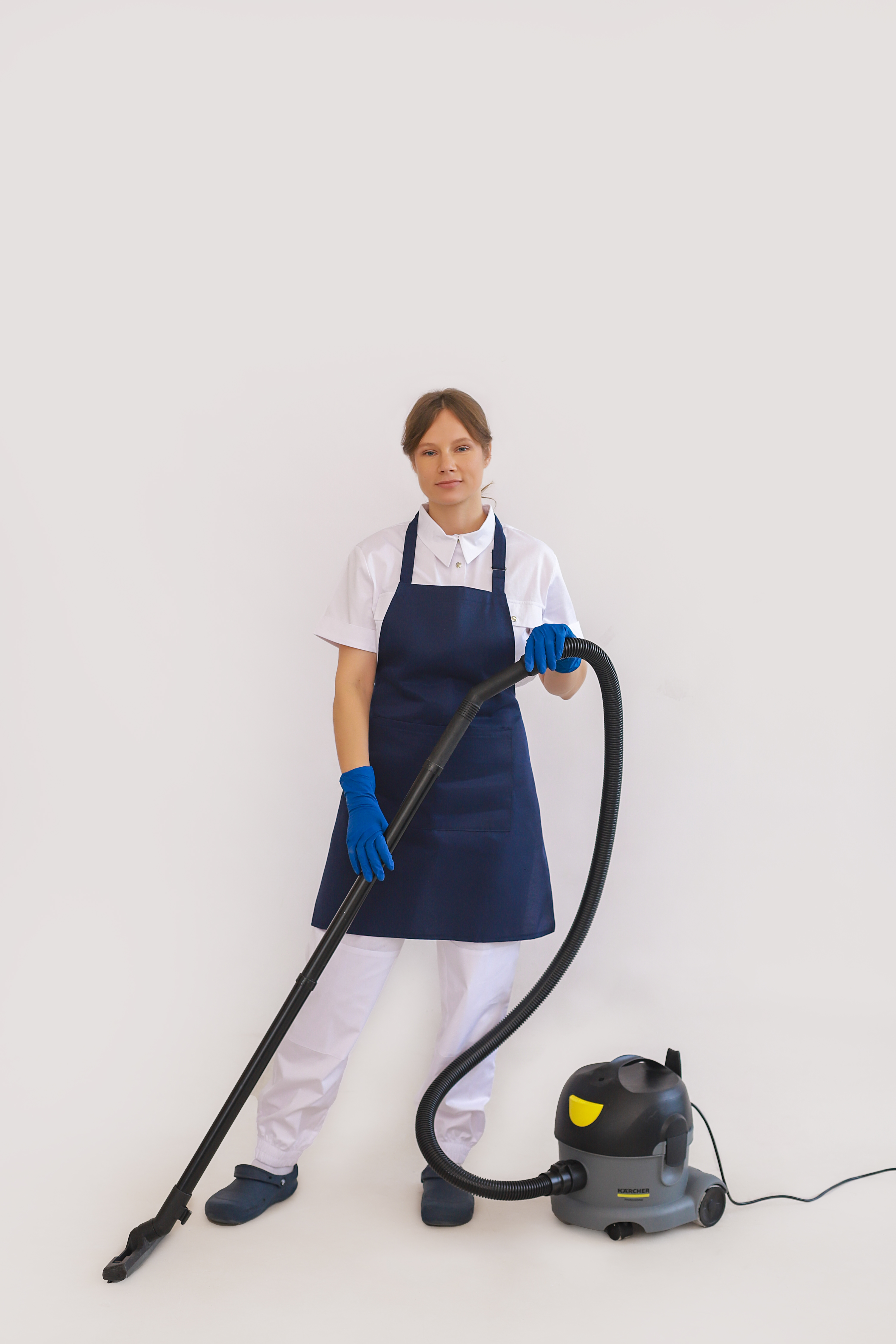 Профессиональная мойка окон специализированным инструментом