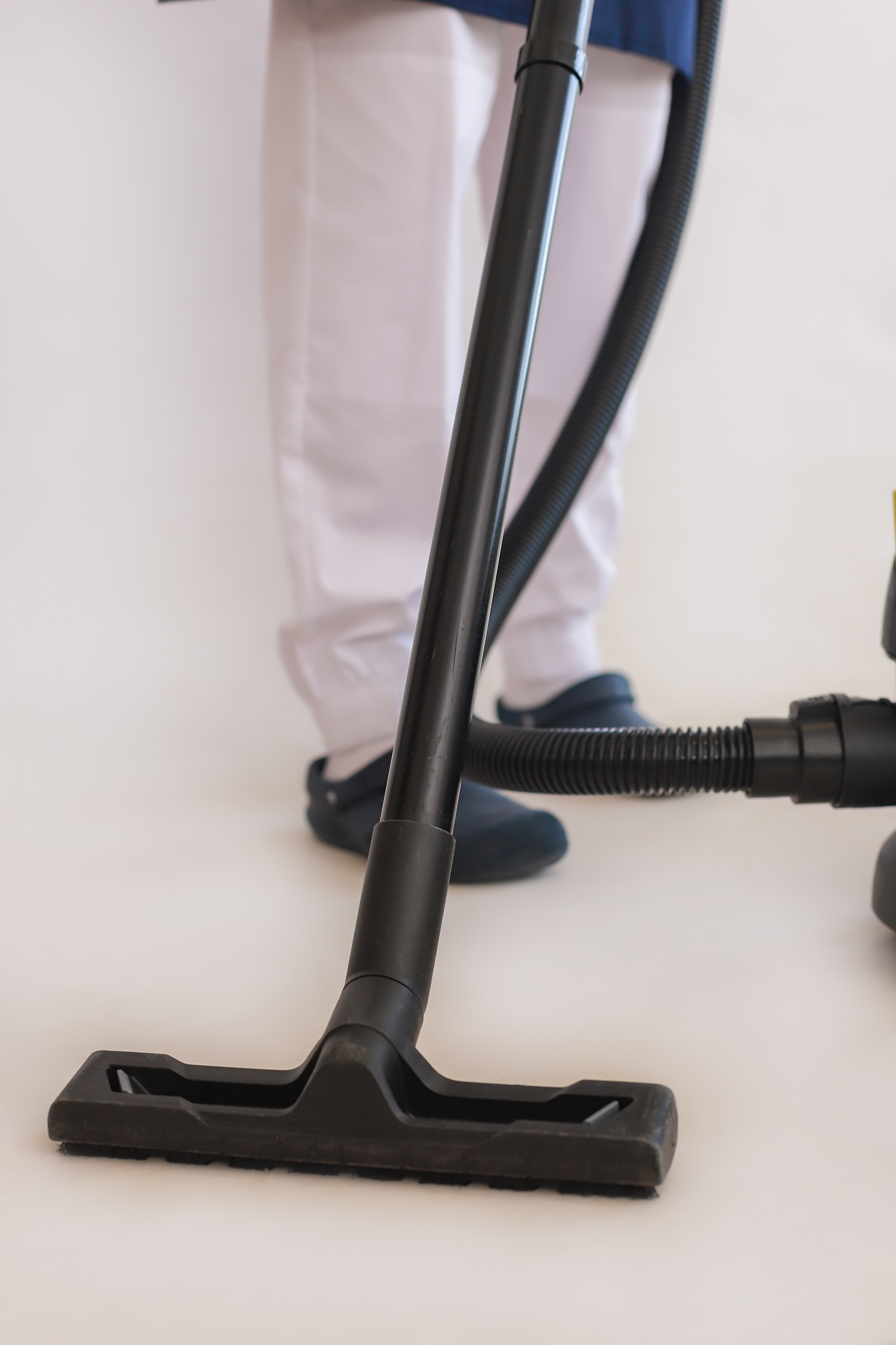 Клинер в форме обрабатывает поверхности профессиональным спреем